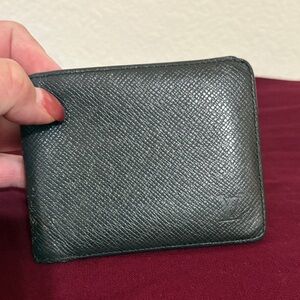 Louis Vuitton Elegant Black Leather Wallet - Minor Project